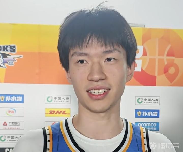  替补席的蛰伏与爆发：一场关键三分引发的职业变局 体育新闻