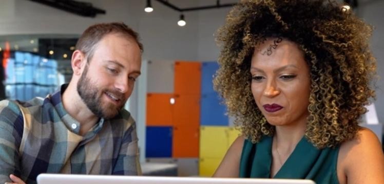  从“一眼识破”到“血本无归”：深度拆解美国年轻人电诈困局的系统级根源 IT技术