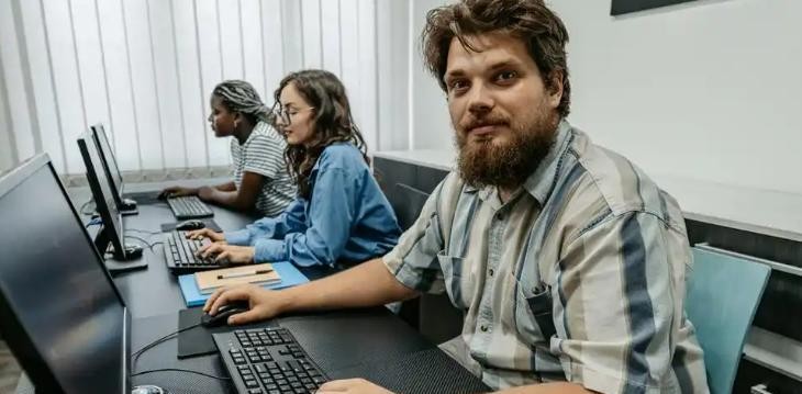  从“一眼识破”到“血本无归”：深度拆解美国年轻人电诈困局的系统级根源 IT技术