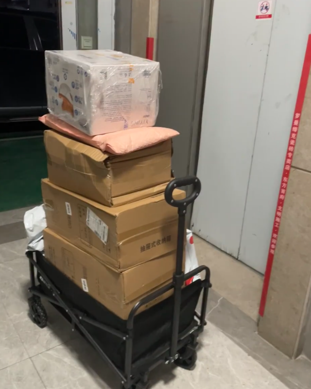  打开包裹的那一刻，她的世界崩塌了：一箱被血液污染的米线，揭开快递行业的信任危机 新闻